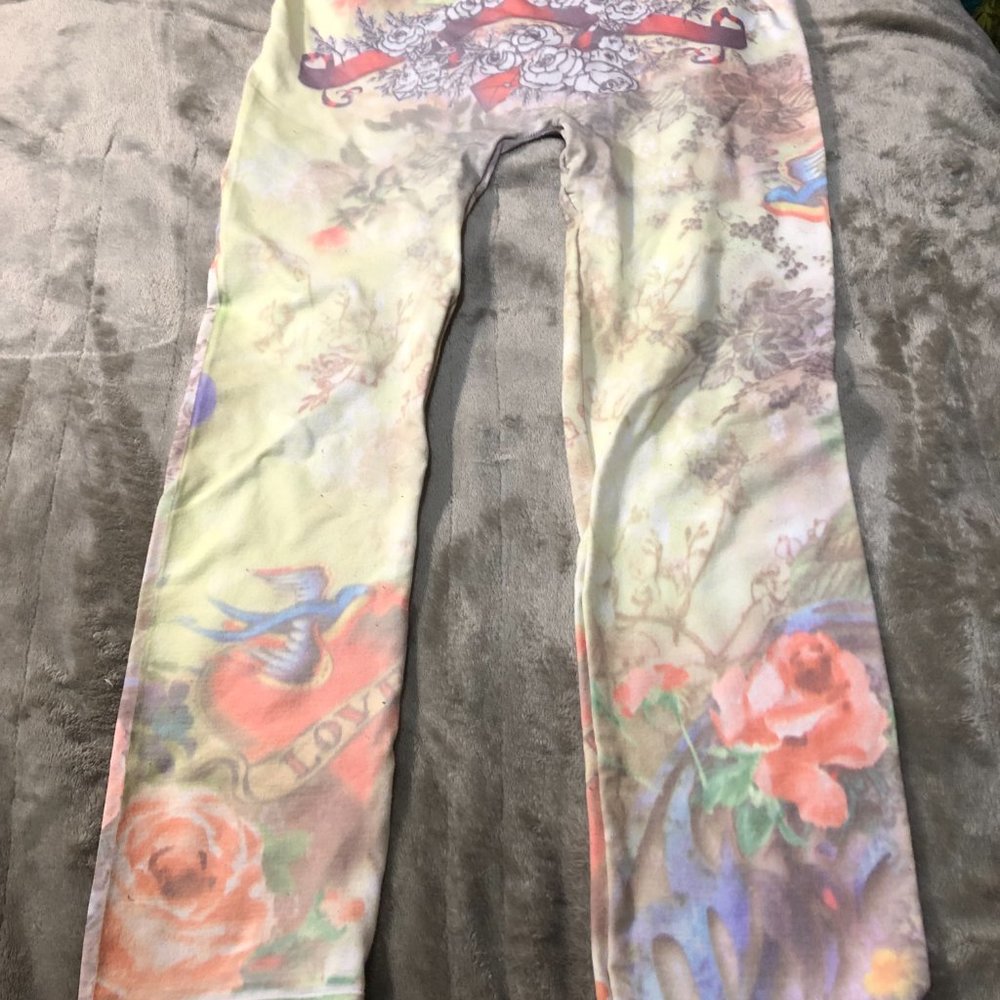 Size M mid calf tatoo style legging